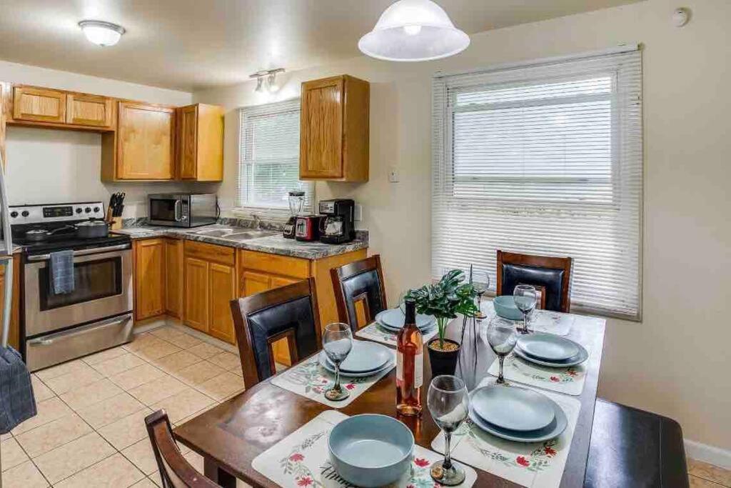 {Hot Tub In Ranch} Mins To Airport/Uofr/Strng/Dwtn Villa Rochester Exteriör bild